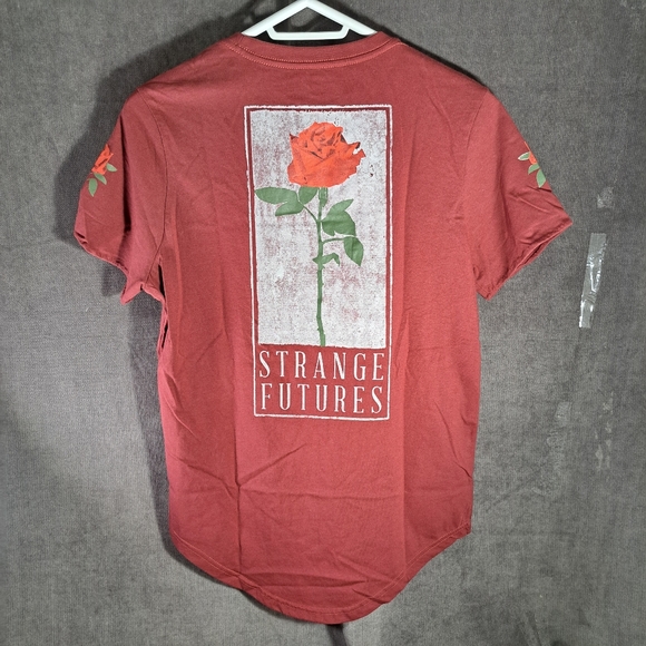 Amnesia Mode Red Roses "Strange Futures" Maroon Graphic Tee NWOT M - Picture 3 of 12